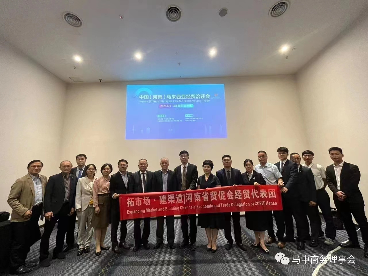 圖片3;集團公司副總經理、鋼結構公司總經理張永慶視察馬來西亞三星項目施工現場1.jpg